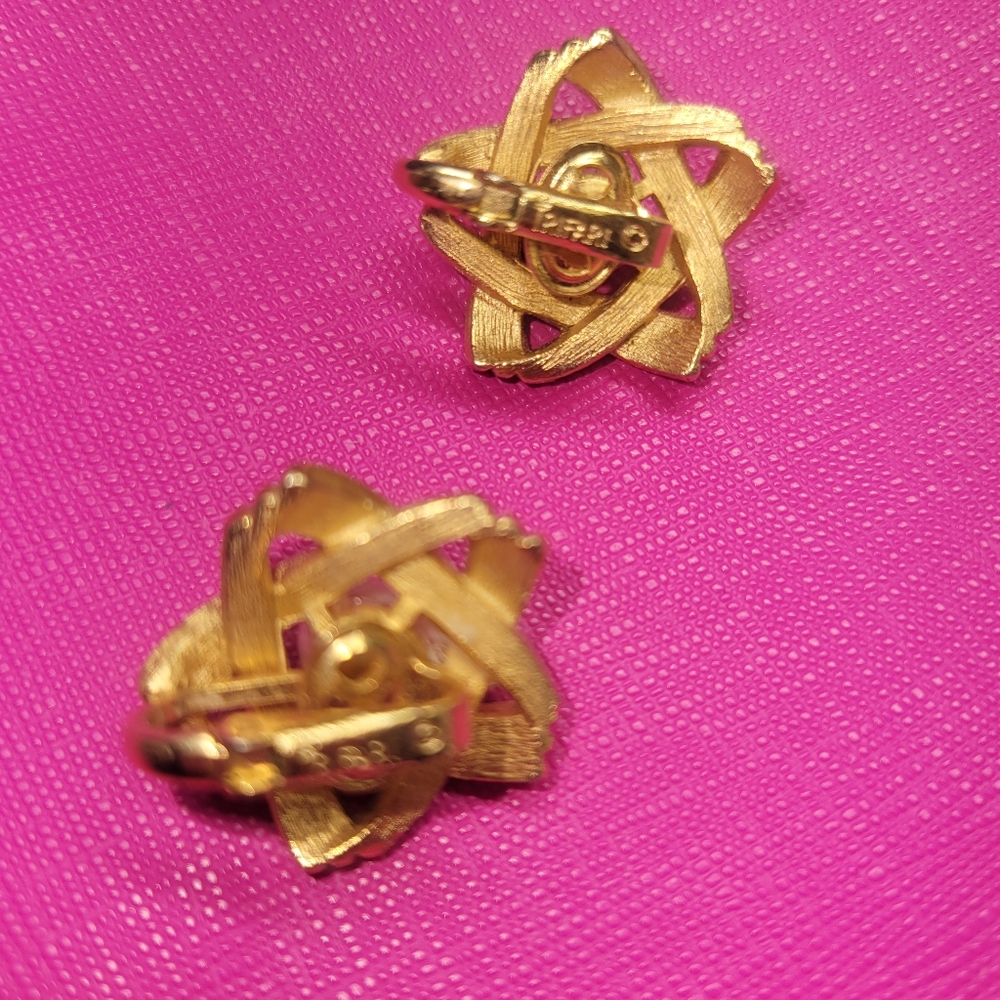 VTG Crown Trifari Gold Tone Pearl Clip On Earrings - Picture 3 of 3